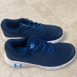 Under Armour boys sneaker- Vantage AL. size 2.5. Blue. New